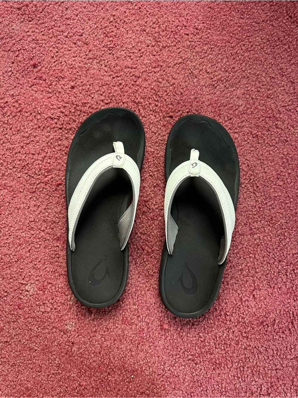 OluKai Women's White and Black Thong Sandals